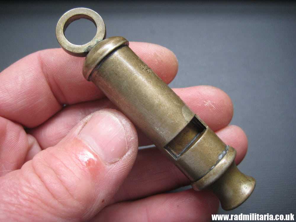 & WW2 original British MILITARY WHISTLE with date 1941 & Broad Arrow mark, maker: J. HUDSON B-ham. - Image 3