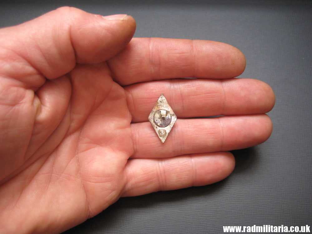 & WW2 German HJ membership ENAMEL BADGE - HitlerJugend. RZM M1/120. Genuine cap badge !! - Image 6