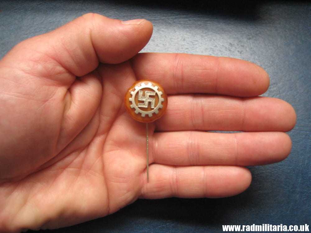 & original DAF BADGE - DEUTSCHE ARBEITSFRONT - very unusual badge. - Image 8