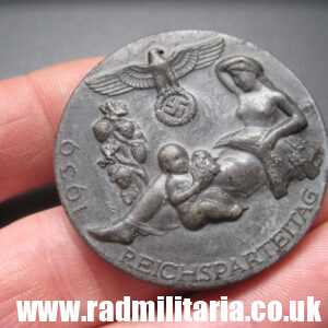 & WW2 German TINNIE BADGE - REICHSPARTEITAG 1939, maker: G. BREHMER RZM M9/4.