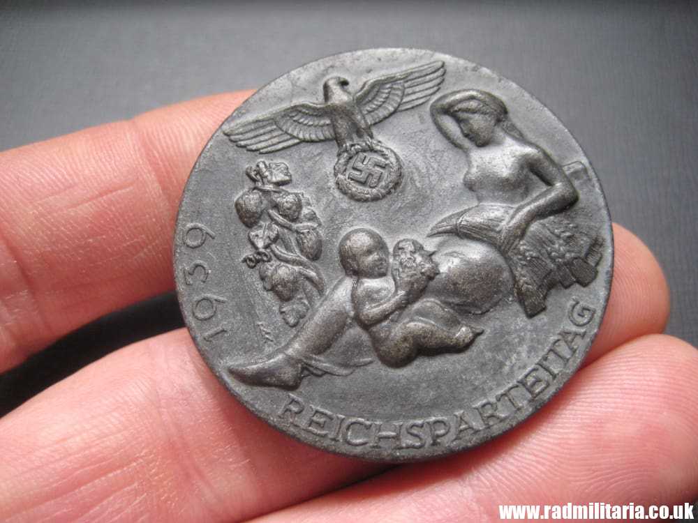 & WW2 German TINNIE BADGE - REICHSPARTEITAG 1939, maker: G. BREHMER RZM M9/4.