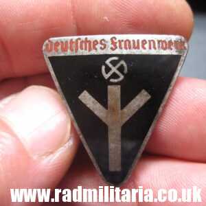 & WW2 German ENAMEL BADGE - DEUTSCHES FRAUENWERK. RZM M1/72 genuine.