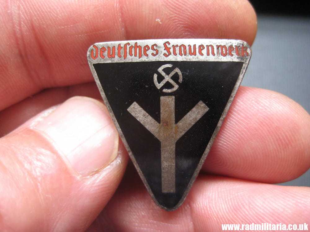 & WW2 German ENAMEL BADGE - DEUTSCHES FRAUENWERK. RZM M1/72 genuine. - Image 4