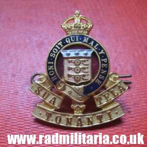 & CANADA - original ENAMEL CAP BADGE maker: J.R. Gaunt London.