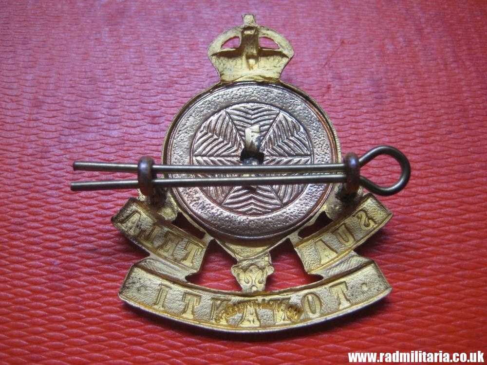 & CANADA - original ENAMEL CAP BADGE maker: J.R. Gaunt London. - Image 4