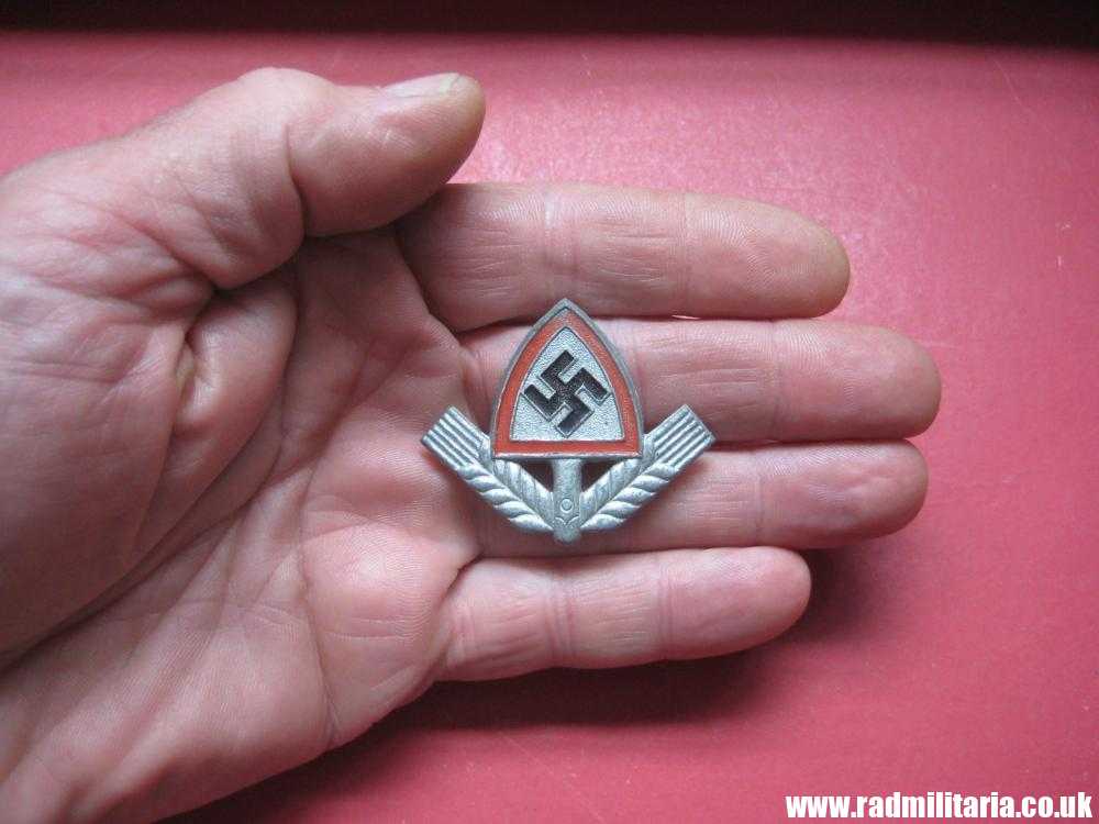 & original WW2 RAD LABOUR CAP BADGE made of zinc. - Image 4
