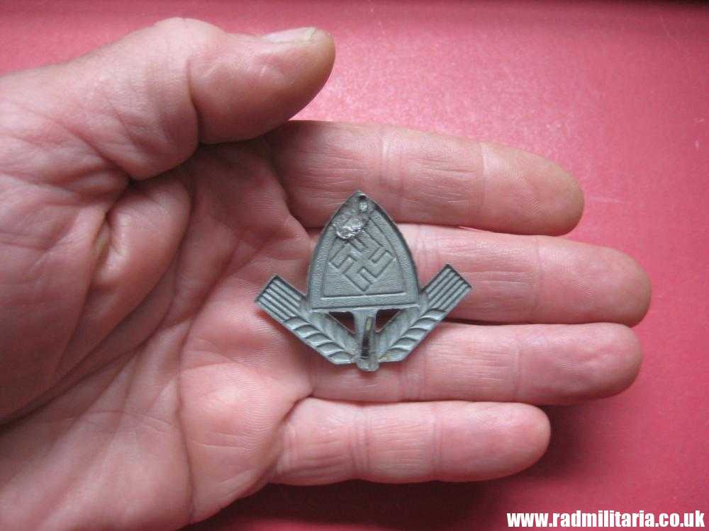 & original WW2 RAD LABOUR CAP BADGE made of zinc. - Image 5