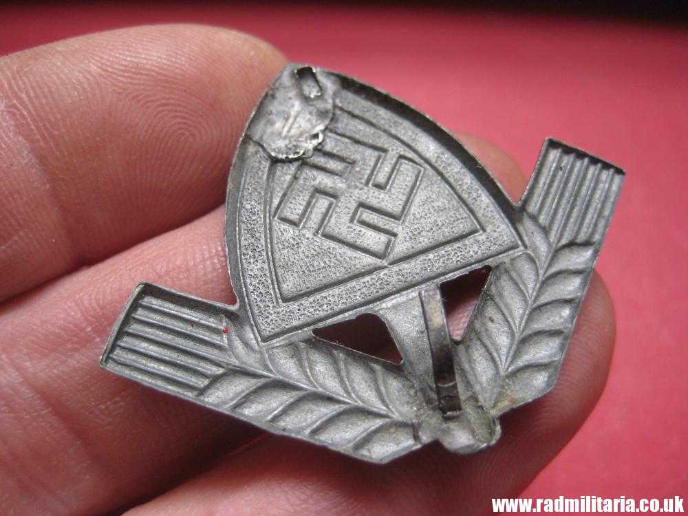 & original WW2 RAD LABOUR CAP BADGE made of zinc. - Image 11