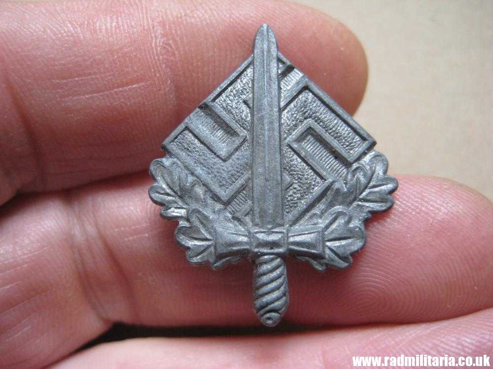 & WW2 small nazi GERMAN zinc BADGE with sword and swastika, maker: "P", very good condition. - Image 2