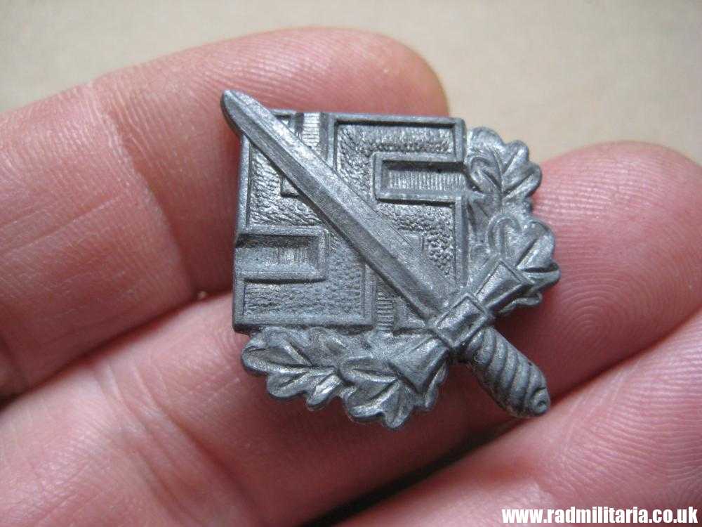 & WW2 small nazi GERMAN zinc BADGE with sword and swastika, maker: "P", very good condition. - Image 3