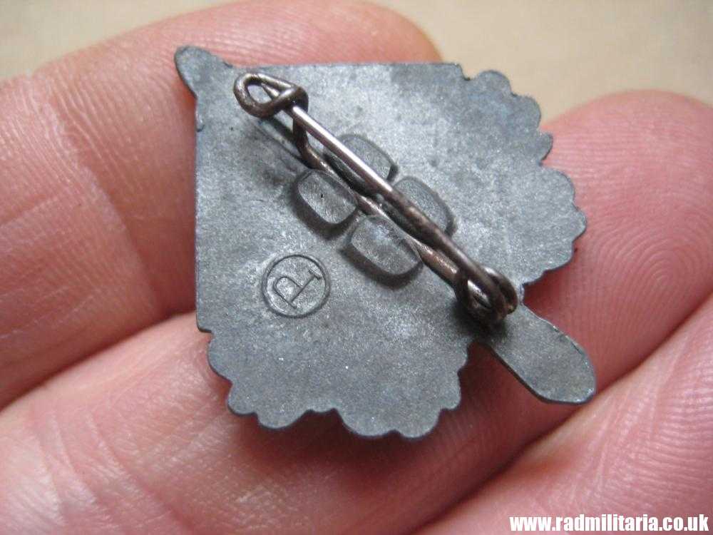 & WW2 small nazi GERMAN zinc BADGE with sword and swastika, maker: "P", very good condition. - Image 4