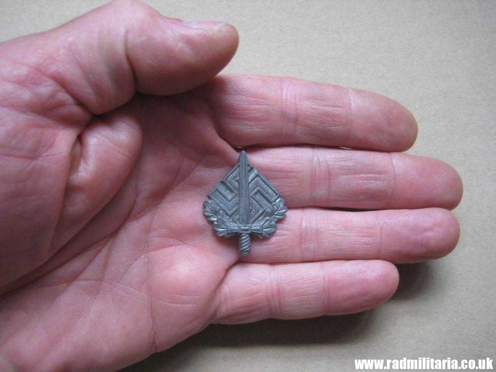& WW2 small nazi GERMAN zinc BADGE with sword and swastika, maker: "P", very good condition. - Image 9
