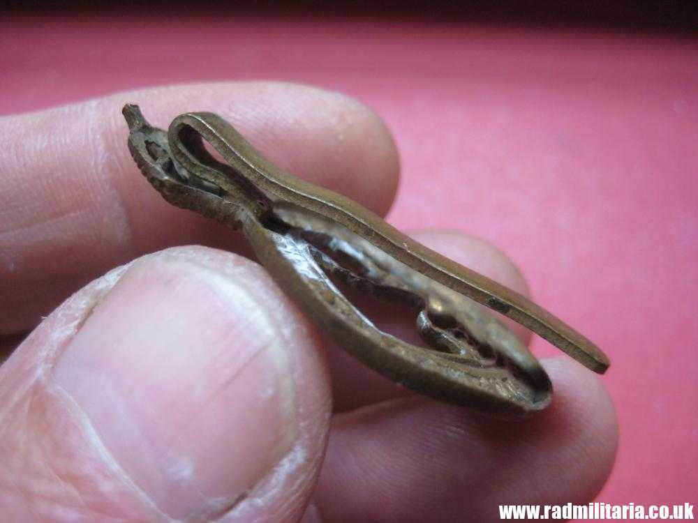 & WW1 original British CAP BADGE - THE HERTFORDSHIRE REGIMENT badge. - Image 5