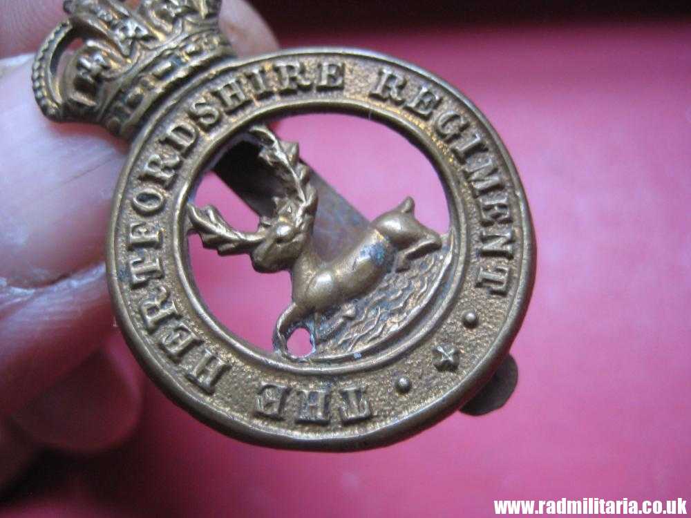 & WW1 original British CAP BADGE - THE HERTFORDSHIRE REGIMENT badge. - Image 9
