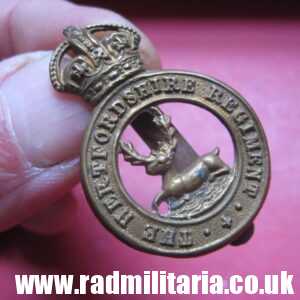 & WW1 original British CAP BADGE - THE HERTFORDSHIRE REGIMENT badge.