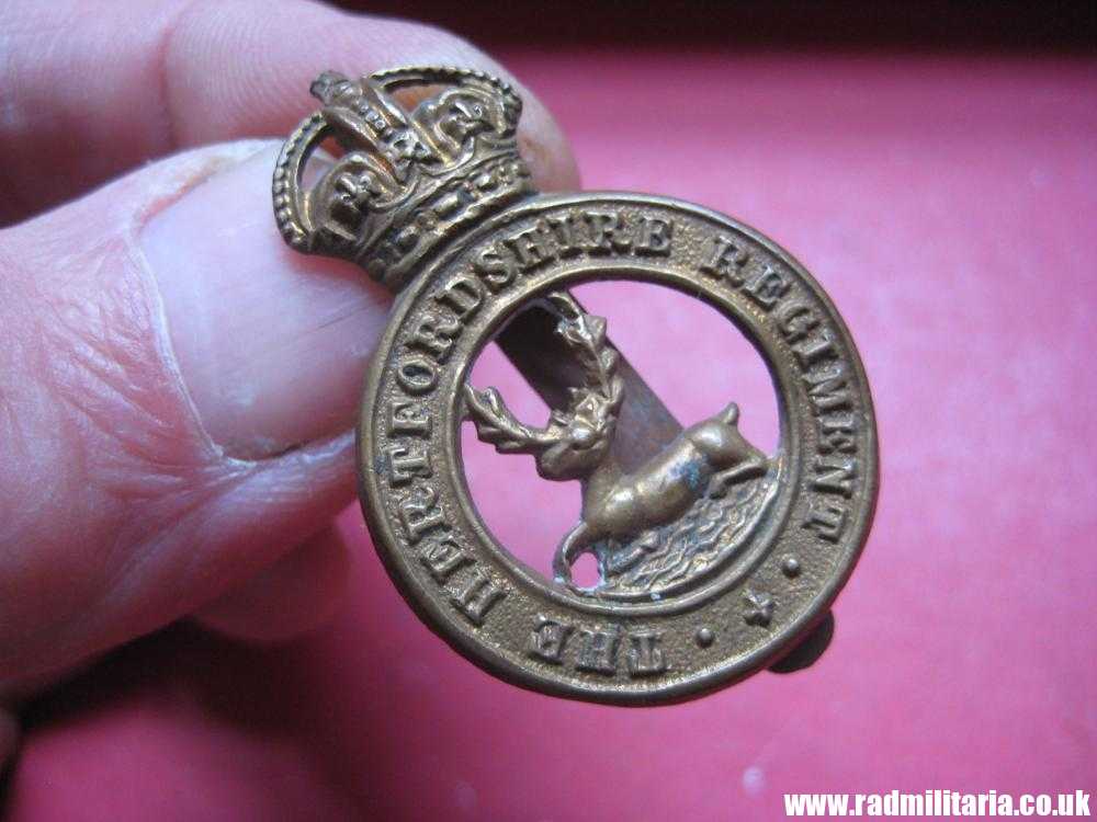 & WW1 original British CAP BADGE - THE HERTFORDSHIRE REGIMENT badge.