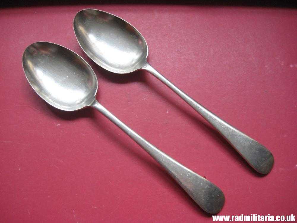 & WW2 British Army cutlery - SPOONS SET of 2, marked: L.H 1944 /I\ Broad Arrow mark. - Image 4