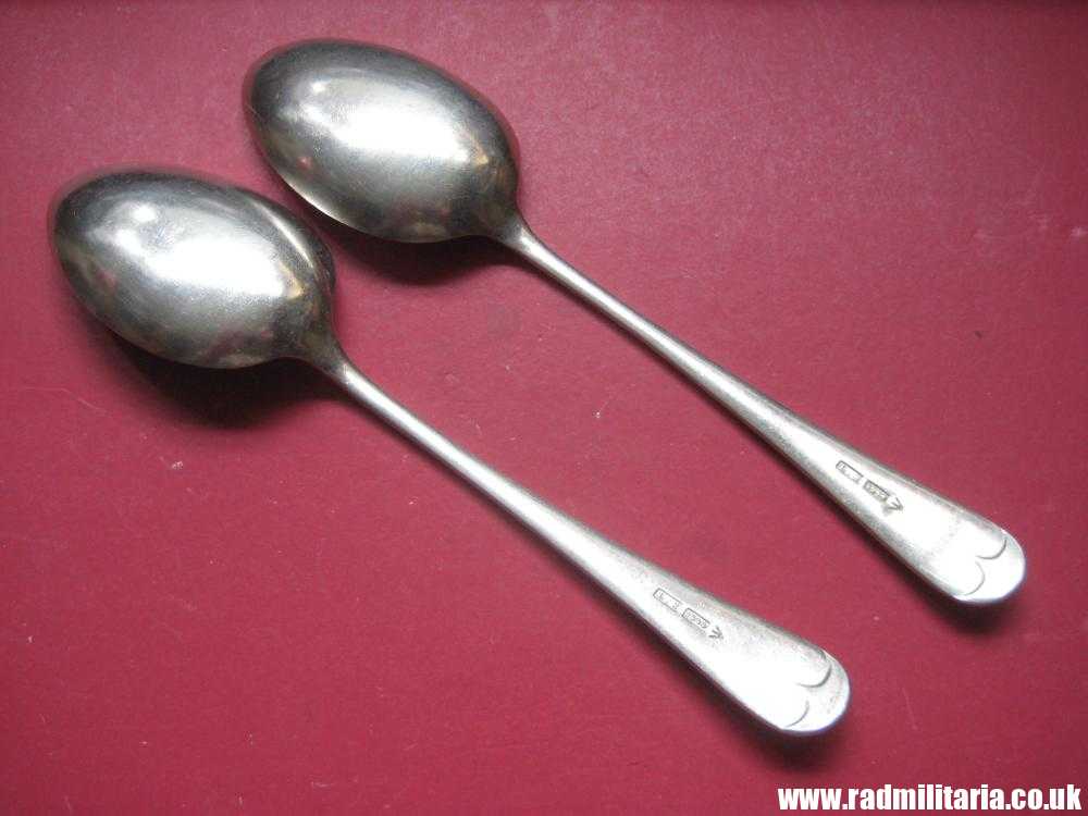 & WW2 British Army cutlery - SPOONS SET of 2, marked: L.H 1944 /I\ Broad Arrow mark. - Image 3