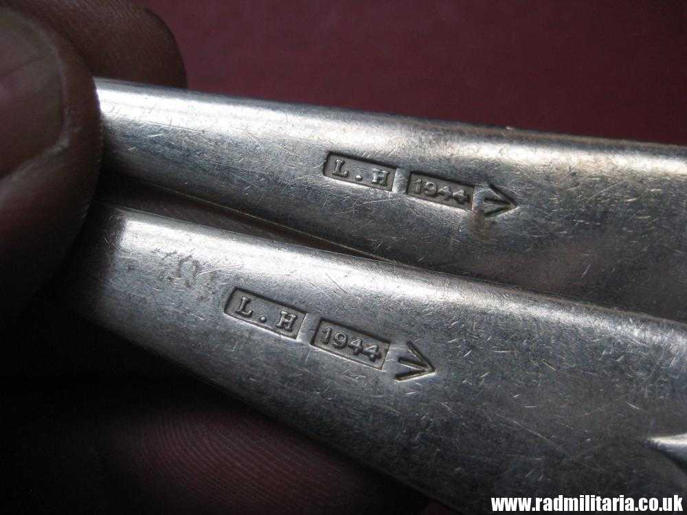 & WW2 British Army cutlery - SPOONS SET of 2, marked: L.H 1944 /I\ Broad Arrow mark. - Image 5