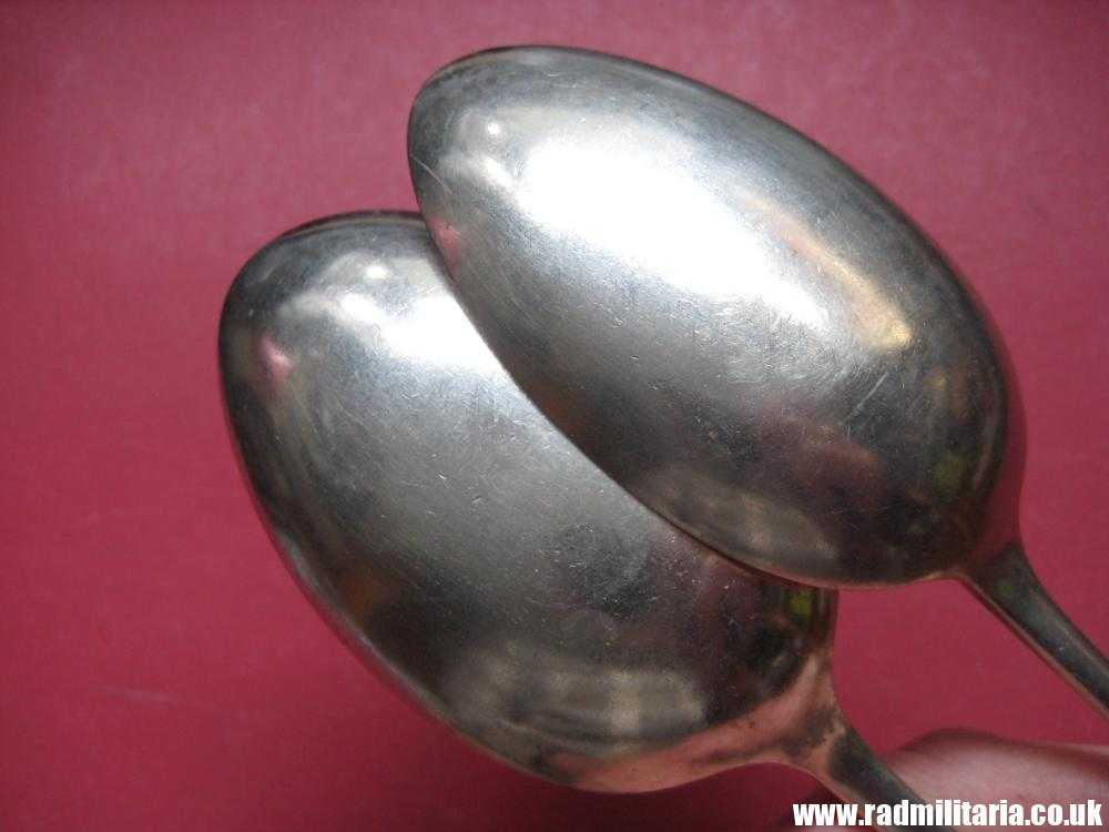 & WW2 British Army cutlery - SPOONS SET of 2, marked: L.H 1944 /I\ Broad Arrow mark. - Image 7