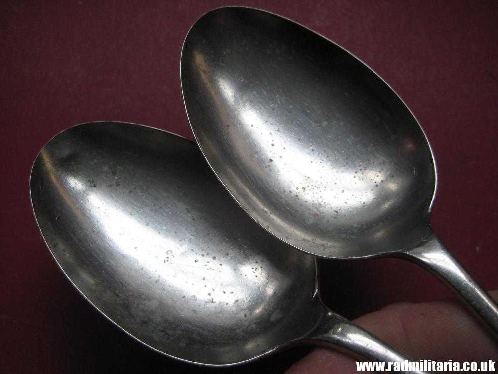 & WW2 British Army cutlery - SPOONS SET of 2, marked: L.H 1944 /I\ Broad Arrow mark. - Image 8