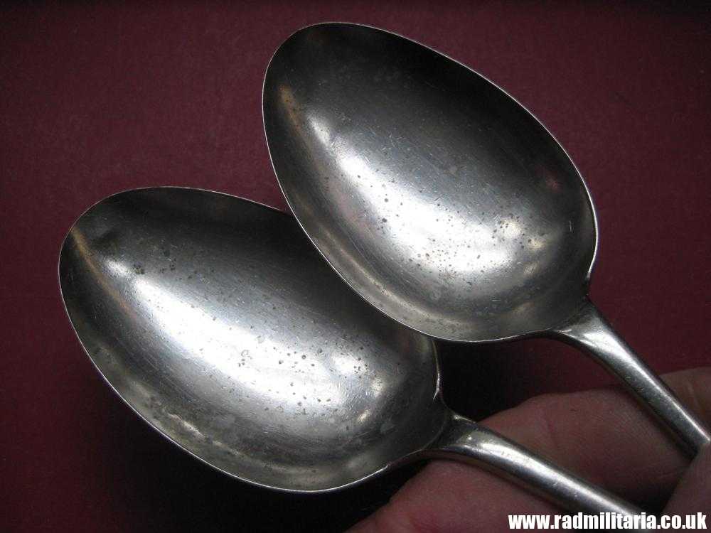 & WW2 British Army cutlery - SPOONS SET of 2, marked: L.H 1944 /I\ Broad Arrow mark. - Image 9