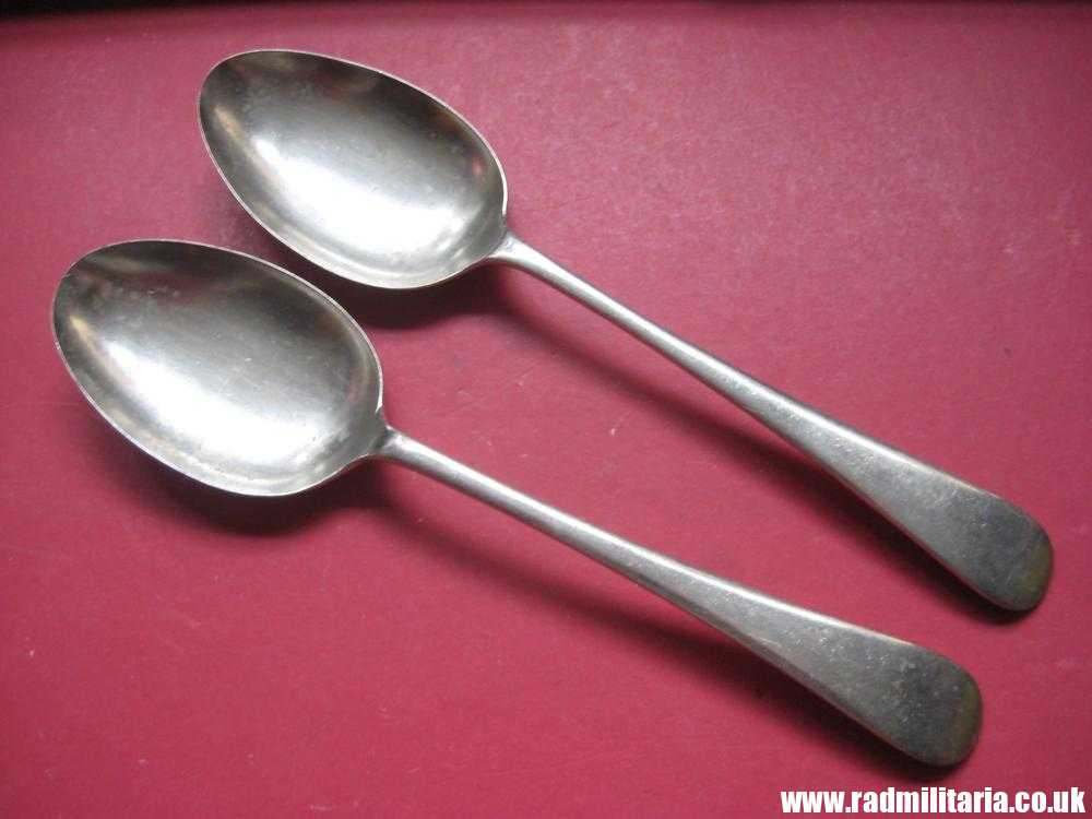 & WW2 British Army cutlery - SPOONS SET of 2, marked: L.H 1944 /I\ Broad Arrow mark. - Image 10