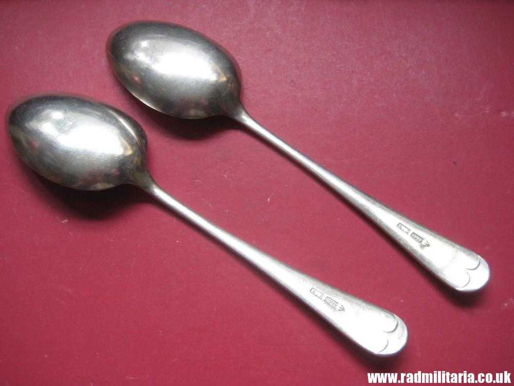 & WW2 British Army cutlery - SPOONS SET of 2, marked: L.H 1944 /I\ Broad Arrow mark. - Image 11