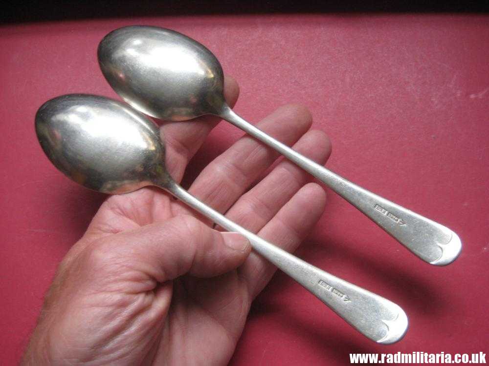 & WW2 British Army cutlery - SPOONS SET of 2, marked: L.H 1944 /I\ Broad Arrow mark. - Image 12