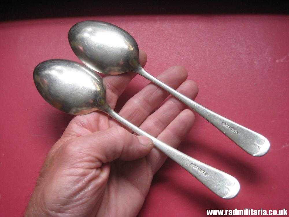 & WW2 British Army cutlery - SPOONS SET of 2, marked: L.H 1944 /I\ Broad Arrow mark. - Image 13