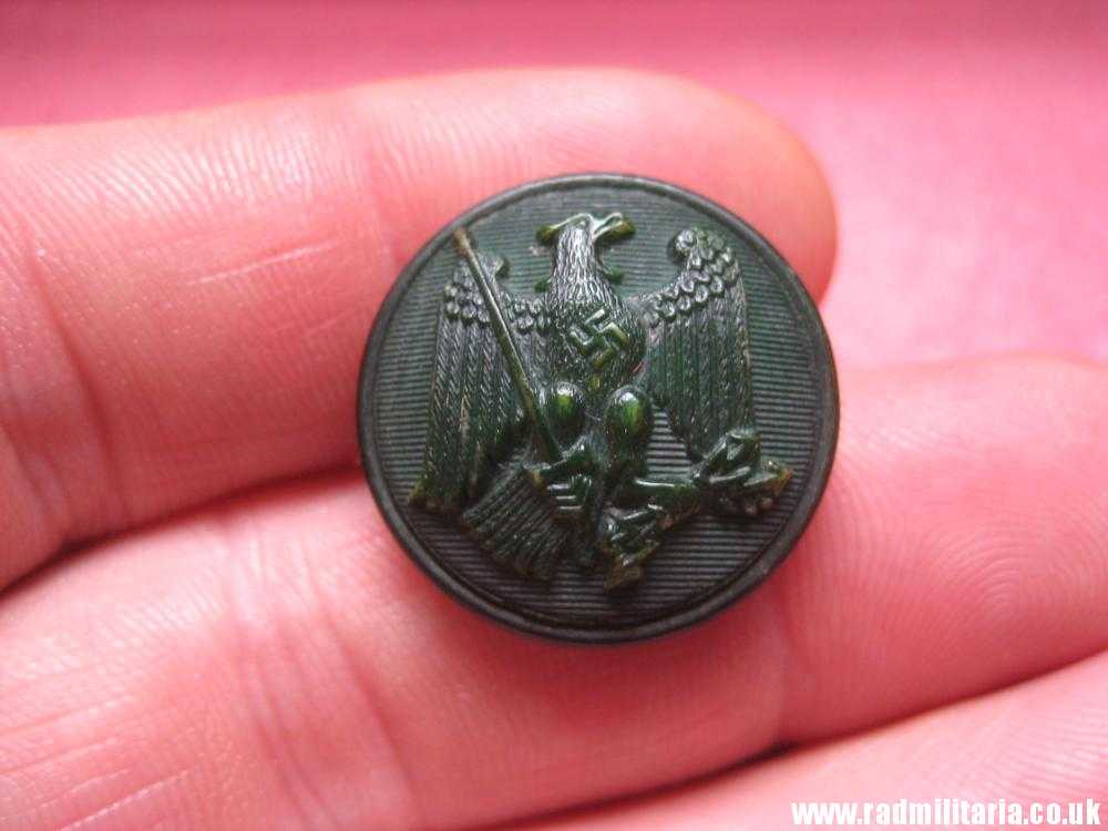 * & WW2 German green bakelit forestry EAGLE BUTTON, rare !!