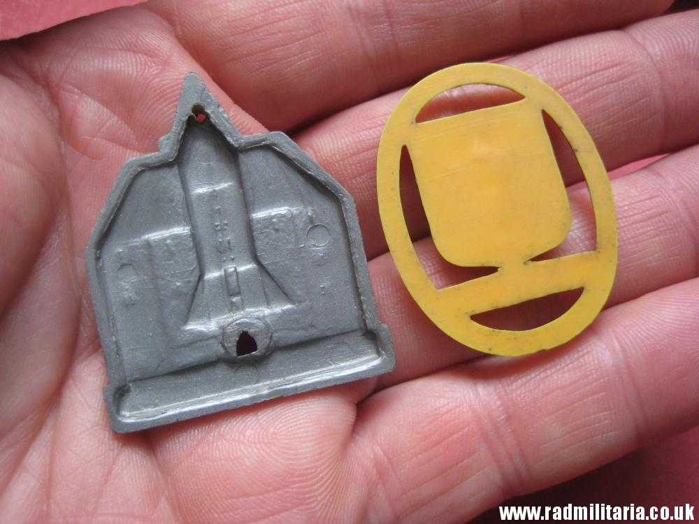 & WW2 German PLASTIC ECONOMIC Nazi BADGES SET of 2 - DANZIG (Gdansk) - Image 3