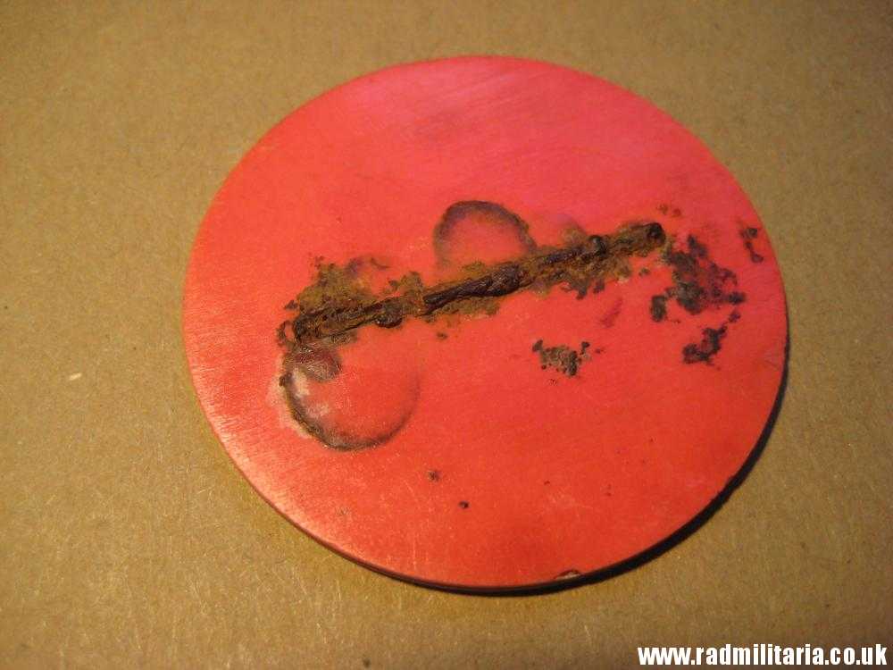 * WW2 German Luftwaffe PLASTIC BADGE: Fl.H.Kdtr.A.(o)4/III W.A.(o)32/III - metal detecting find, RARE !!! - Image 5