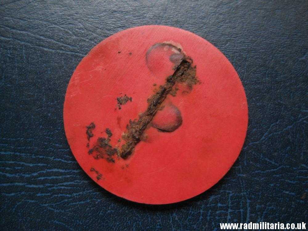 * WW2 German Luftwaffe PLASTIC BADGE: Fl.H.Kdtr.A.(o)4/III W.A.(o)32/III - metal detecting find, RARE !!! - Image 10