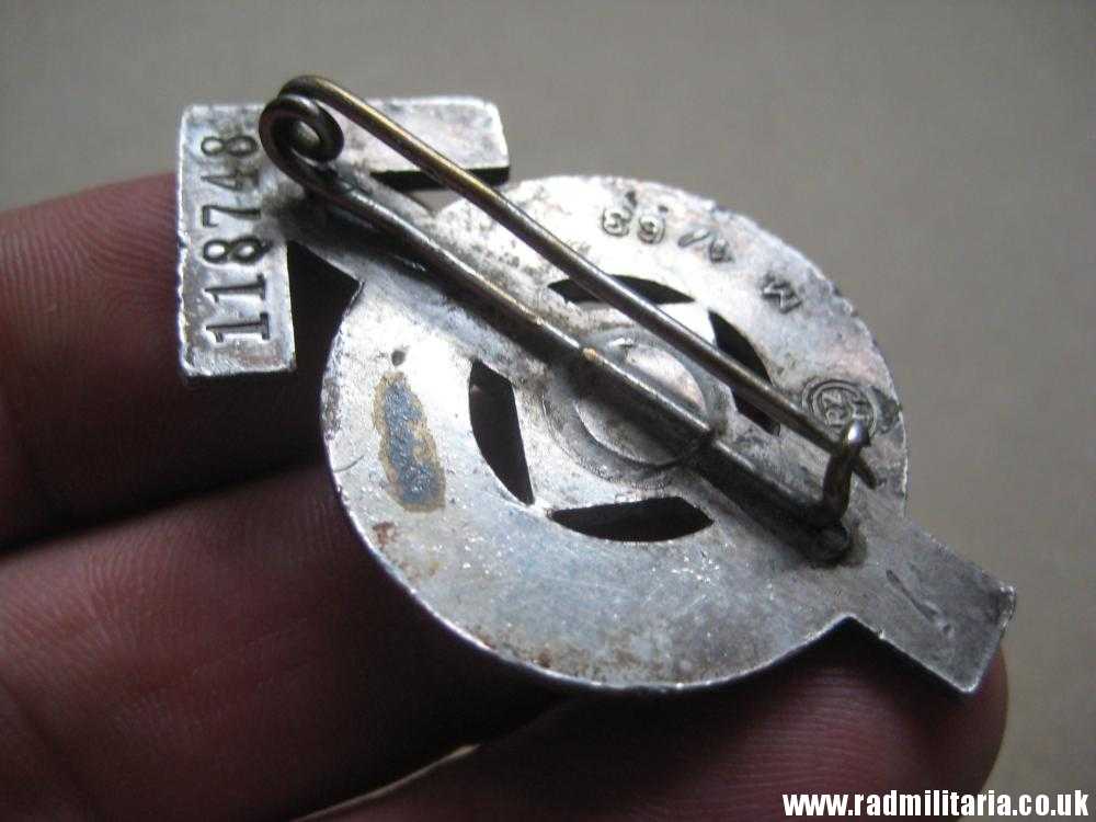 & WW2 German HitlerJugend BADGE - FUR LEISTUNGEN IN DER H.J. - maker: RZM M1/63 - Image 6