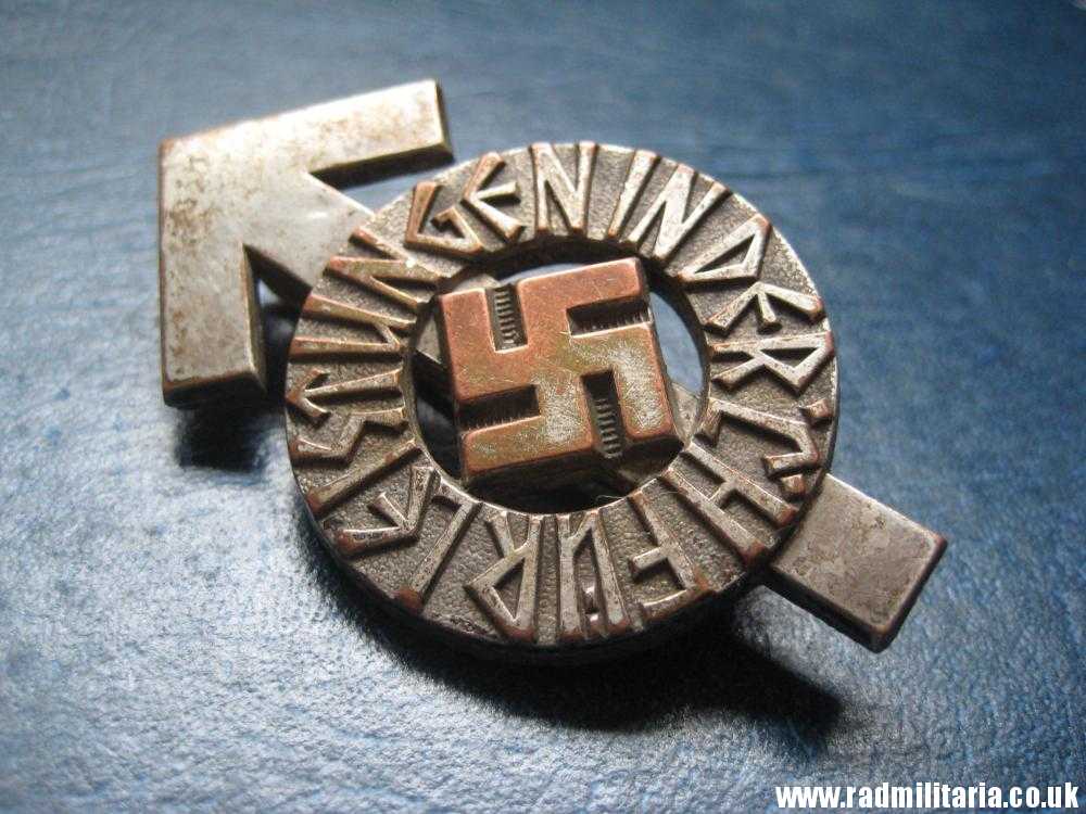 & WW2 German HitlerJugend BADGE - FUR LEISTUNGEN IN DER H.J. - maker: RZM M1/63