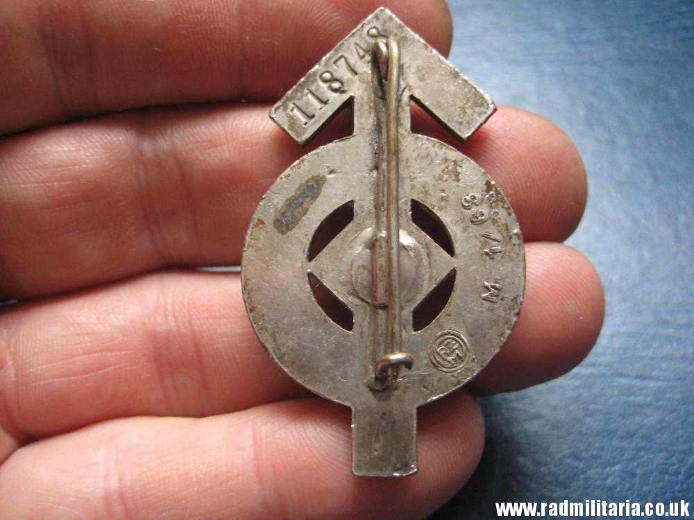 & WW2 German HitlerJugend BADGE - FUR LEISTUNGEN IN DER H.J. - maker: RZM M1/63 - Image 14