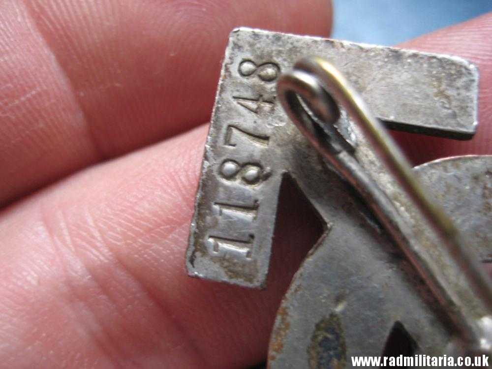 & WW2 German HitlerJugend BADGE - FUR LEISTUNGEN IN DER H.J. - maker: RZM M1/63 - Image 16