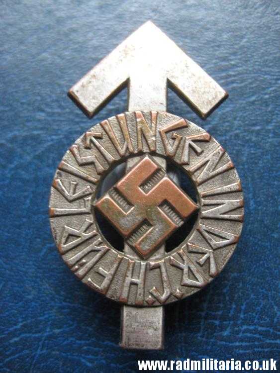 & WW2 German HitlerJugend BADGE - FUR LEISTUNGEN IN DER H.J. - maker: RZM M1/63 - Image 2