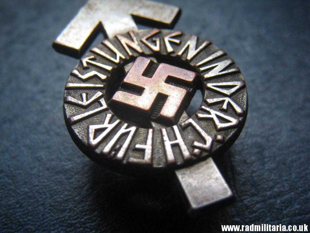 & WW2 German HitlerJugend BADGE - FUR LEISTUNGEN IN DER H.J. - maker: RZM M1/63 - Image 23