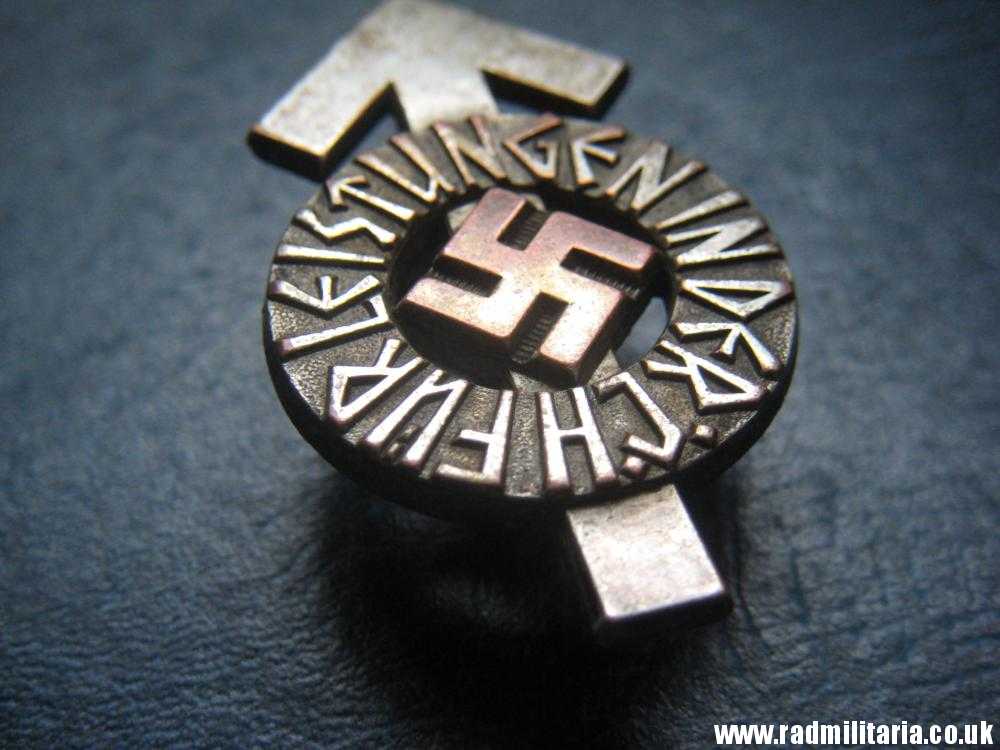 & WW2 German HitlerJugend BADGE - FUR LEISTUNGEN IN DER H.J. - maker: RZM M1/63 - Image 24