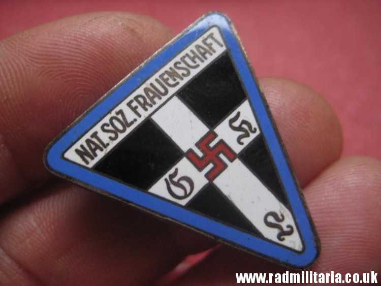 & WW2 German ENAMEL BADGE - NAT. SOZ. FRAUENSCHAFT. maker: RZM M1/13 good condition. - Image 4