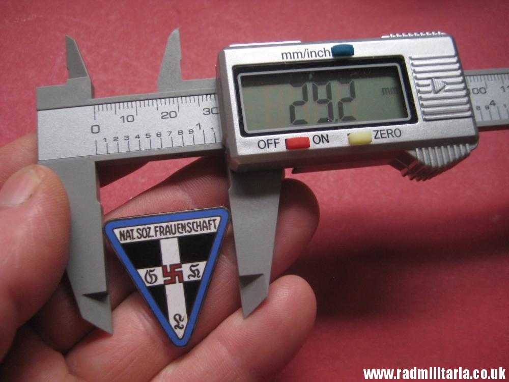 & WW2 German ENAMEL BADGE - NAT. SOZ. FRAUENSCHAFT. maker: RZM M1/13 good condition. - Image 12