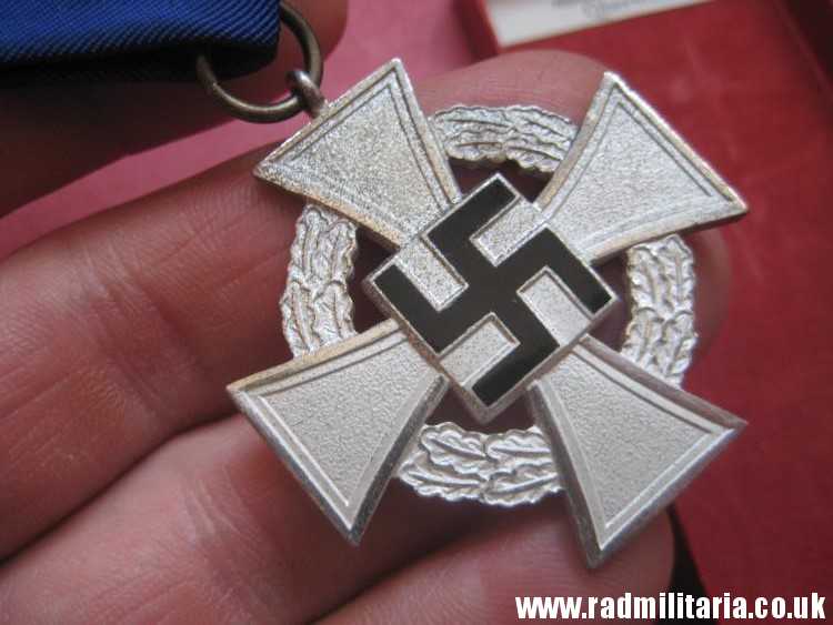 & WW2 enamel CROSS with box. FUR TREUE DIENSTE, Faithful Service Decoration, maker: F. Keller Metallschmuckfabrik Oberstein. - Image 18