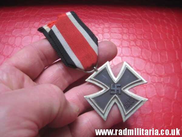 & original WW2 German IRON CROSS 2nd Class in very good condition, short ribbon - genuine. - Image 2