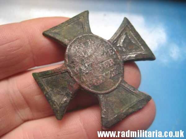 & WW2 German CROSS: FUR TREUE DIENSTE... Police Long Service Decoration in poor condition, metal detecting find. - Image 12