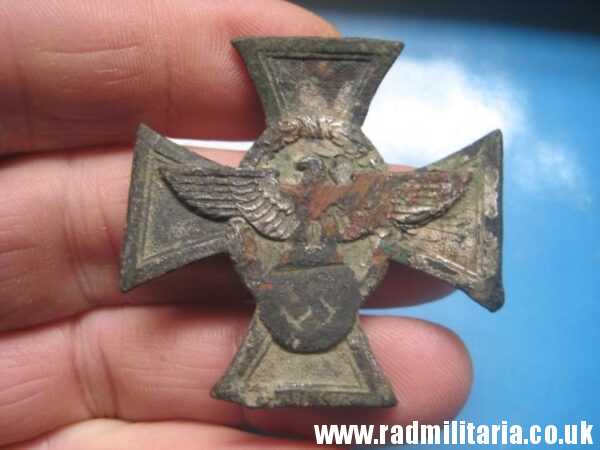 & WW2 German CROSS: FUR TREUE DIENSTE... Police Long Service Decoration in poor condition, metal detecting find.