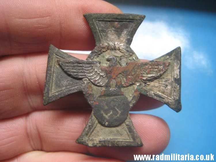 & WW2 German CROSS: FUR TREUE DIENSTE... Police Long Service Decoration in poor condition, metal detecting find.