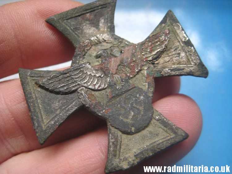 & WW2 German CROSS: FUR TREUE DIENSTE... Police Long Service Decoration in poor condition, metal detecting find. - Image 4