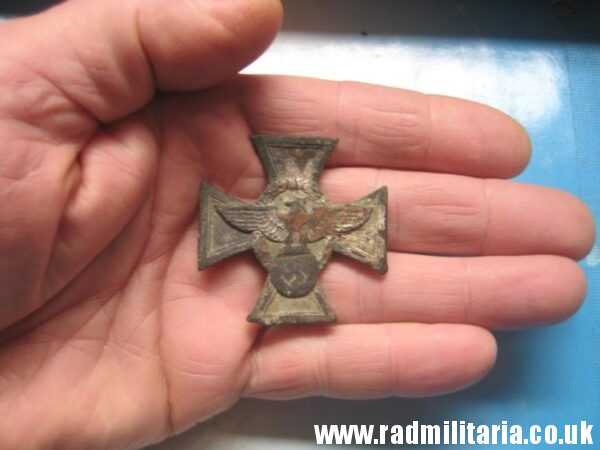 & WW2 German CROSS: FUR TREUE DIENSTE... Police Long Service Decoration in poor condition, metal detecting find. - Image 7